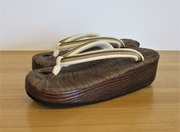 伊と忠 下駄 カラス.jpg